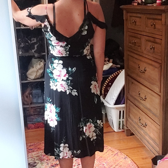 Floral wrap dress with plunging neckline - Picture 2 of 4